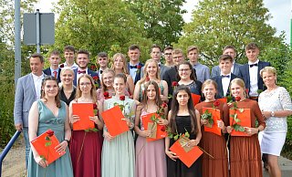 Klasse 10 c der Städtischen Realschule Steinheim mit ihren Abschlusszeugnissen - Städtische Realschule Steinheim