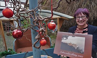 Regina Zelms, Vorsitzende des Kelter- und Kulturvereins, präsentiert den neuen Schwalenberg-Kalender. Insgesamt sind 750 Exemplare erhältlich. - Michaela Weiße(LZ) Regina Zelms, Vorsitzende des Kelter- und Kulturvereins, präsentiert den neuen Schwalenberg-Kalender. Insgesamt sind 750 Exemplare erhältlich. - Michaela Weiße(LZ)