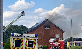 Ein Dachstuhlbrand hat am Dienstagabend die Feuerwehr in Leopoldshöhe beschäftigt. - Freitag Medien Gruppe Ein Dachstuhlbrand hat am Dienstagabend die Feuerwehr in Leopoldshöhe beschäftigt. - Freitag Medien Gruppe
