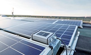 Photovoltaik-Anlagen gibt es bereits auf vielen Gebäuden von Phoenix-Contact - zum Beispiel, wie hier zu sehen, auf dem Dach des Gebäude 4 in Bad Pyrmont. - Phoenix Contact