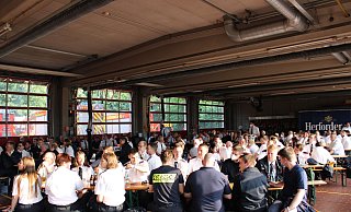 Jahreshauptversammlung in der Fahrzeughalle - Feuerwehr Bad Salzuflen Jahreshauptversammlung in der Fahrzeughalle - Feuerwehr Bad Salzuflen