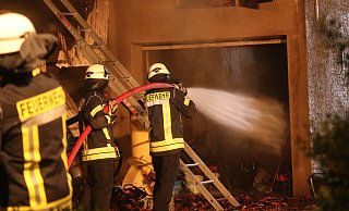 Zum Ehrenamt gehört auch die Freiwillige Feuerwehr, und hier engagieren sich viele Lipper wie etwa bei diesem Scheunenbrand in Müssen.  - Patrick Bockwinkel