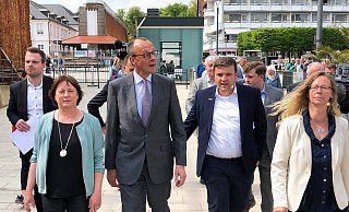 Friedrich Merz (Dritter von links) auf seinem Weg zur Konzerthalle in Bad Salzuflen. Rechts neben ihm gehen der lippische CDU-Vorsitzende Lars Brakhage und die CDU-Kandidatin für den Wahlkreis Lippe II, Christiane Thiel. Links neben Merz befindet sich die Spitzenkandidatin der CDU OWL für die Landtagswahl, Bianca Winkelmann (Rahden). - Thomas Reineke