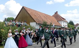 Der Schützenverein Elbrinxen paradiert im perfekten Stechschritt an der Königsgesellschaft auf dem Wagen vorbei. Bürgermeister Torben Blome hält mit. - Rudi Rudolph Der Schützenverein Elbrinxen paradiert im perfekten Stechschritt an der Königsgesellschaft auf dem Wagen vorbei. Bürgermeister Torben Blome hält mit. - Rudi Rudolph