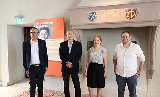 Über die Eröffnung der Sonderausstellung von Shmuel Raveh freuen sich (von links) Bürgermeister Markus Baier, Michael Raveh, Sara Elkmann und Museumsleiter Fabian Schröder. Alle Beteiligten wurden negativ auf Corona getestet. - Philip Marx