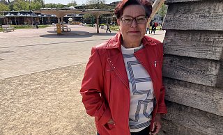 Sabine Reinknecht steht am Gradierwerk in Bad Salzuflen, hinter ihr liegt das Kurgastzentrum. In Bad Salzuflen ist die 63-Jährige aufgewachsen. Dort lebt sie bis heute. - Sven Kienscherf