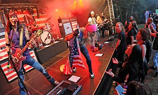 „John Diva and the Rockets of Love“ sind der Stimmungsgarant beim Sommerfest im Bega-Bad. - Nicole Ellerbrake