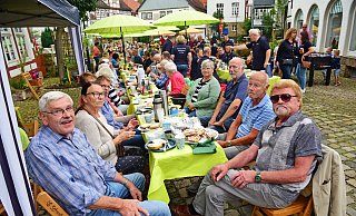 Beim Bürgerbrunch in der Brauergildestraße sind die Tische reichlich gedeckt. - Nicole Ellerbrake Beim Bürgerbrunch in der Brauergildestraße sind die Tische reichlich gedeckt. - Nicole Ellerbrake