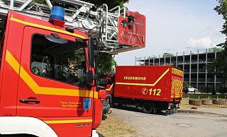 Rund 40 Einsatzkräfte sind auf dem Gelände eines Betriebes in der Straße "Am Fischerskamp" im Einsatz. Hier brannten ein Holzstapel und ein Carport vollständig aus. - Daniel Hobein / Feuerwehr Bad Salzuflen Rund 40 Einsatzkräfte sind auf dem Gelände eines Betriebes in der Straße "Am Fischerskamp" im Einsatz. Hier brannten ein Holzstapel und ein Carport vollständig aus. - Daniel Hobein / Feuerwehr Bad Salzuflen
