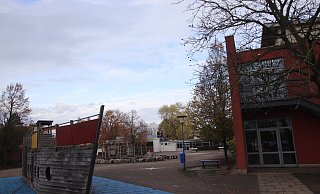 Das Markenzeichen der Grundschule Nord, ein Klettergerüst in Form eines Piratenschiffes, musste im Frühjahr vergangenen Jahres abgebaut werden, weil es marode war. Jetzt soll es ein neues Schiff geben. - Birgit Guhlke Das Markenzeichen der Grundschule Nord, ein Klettergerüst in Form eines Piratenschiffes, musste im Frühjahr vergangenen Jahres abgebaut werden, weil es marode war. Jetzt soll es ein neues Schiff geben. - Birgit Guhlke