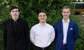 Dreimal Abitur mit Traumnote 1,0. Adrian Zelesinski, Nikita Lents und Geburtstagskind Joshua Joannis Ferekidis freuen sich über hervorragende Noten. (von links). - Thomas Krügler