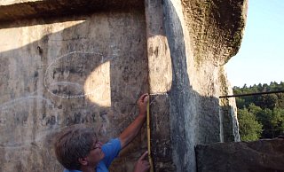 Ralf Koneckis-Bienas dokumentiert den Abstand der waagrechten Lichtschranke der Sonne am 9. August 2022 gegen 6.02 Uhr in der Höhenkammer von Felsen II zum unteren Steingesicht. - Foto: Dirk Müller Ralf Koneckis-Bienas dokumentiert den Abstand der waagrechten Lichtschranke der Sonne am 9. August 2022 gegen 6.02 Uhr in der Höhenkammer von Felsen II zum unteren Steingesicht. - Foto: Dirk Müller