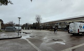 Eine Kehrmaschine kann sich hier gut austoben, aber Kinder und Jugendliche haben wenig Anreiz, sich hier aufzuhalten. Das Problem will die Stadt Lage angehen. - Astrid Sewing