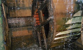 Der erste Probelauf des Wasserrades war ein voller Erfolg. - Heimatverein Schieder