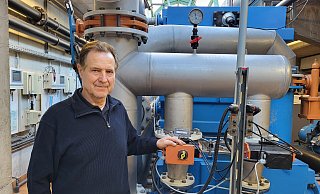 Rudolf Klein, stellvertretender Badbetriebsleiter und zuständig für die Technik, im Technikraum des Eau Le neben der Filteranlage für das Mehrzweckbecken. Im Hintergrund sind die Messwasserpumpen zu sehen. - Freya Köhring