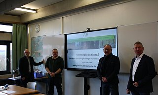 Marco Wallenstein (Gemeinde Extertal, von links), Wayne Scourse (Sekundarschule), Schulleiter Peter Wehrmann und Bürgermeister Frank Meier präsentieren die ersten Touchscreens in der Sekundarschule Nordlippe im Februar 2022. - Archivfoto: Gemeinde Extertal Marco Wallenstein (Gemeinde Extertal, von links), Wayne Scourse (Sekundarschule), Schulleiter Peter Wehrmann und Bürgermeister Frank Meier präsentieren die ersten Touchscreens in der Sekundarschule Nordlippe im Februar 2022. - Archivfoto: Gemeinde Extertal