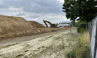 Auf dem bislang brachliegenden Grundstück an der Ohmstraße wird massenweise Erde bewegt. - Jana Beckmann Auf dem bislang brachliegenden Grundstück an der Ohmstraße wird massenweise Erde bewegt. - Jana Beckmann