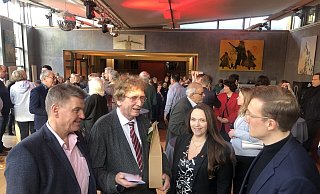 Landesverbands-Fraktionschef Andreas Kuhlmann, Referent Prof. Dr. Michael Braungart und die beiden Kreisvorsitzenden Katrin Freiberger und Lasse Huxoll (von links) im Gespräch beim Jahresempfang der SPD Lippe. - Martin Hostert Landesverbands-Fraktionschef Andreas Kuhlmann, Referent Prof. Dr. Michael Braungart und die beiden Kreisvorsitzenden Katrin Freiberger und Lasse Huxoll (von links) im Gespräch beim Jahresempfang der SPD Lippe. - Martin Hostert