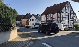 Eng und wenig übersichtlich ist die Verkehrssituation in der Langen Straße in Brakelsiek. Sprinter, Autos und vollbeladene Anhänger parken im Bereich der Kurve. - Silke Buhrmester