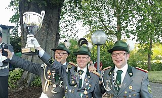 Die Barntruper Schützen haben erfolgreich den Nordlippe Pokal verteidigt. Darüber freuen sich: (von links) Vorsitzender Alexander Lipke, Oberst Matthias Drewes und Oberstleutnant Mark Alisch. - Sylvia Frevert