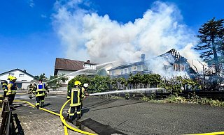 Das Feuer hat das Wohnhaus in Pivitsheide komplett zerstört. Auch ein Schuppen auf dem Grundstück ging in Flammen auf. - Raphael Bartling