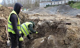 Diese massive Natursteinmauer, die das Team einer Firma für archäologische Dienstleistungen im März für Untersuchungen freigelegt hatte, bildete einst die Einfassung für die barocke Gartenanlage unterhalb des Krummen Hauses. - Archivfoto: Jana Beckmann