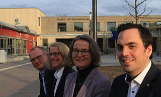 Viel Freude über die „neue“ alte Schule: (von links) Bauamtsleiter Gregor Günnewich, Schulleiterin Brigitta Wulf, Ministerin Ina Scharrenbach und Bürgermeister Torben Blome. Foto: Martin Hostert - MartiN Hostert Viel Freude über die „neue“ alte Schule: (von links) Bauamtsleiter Gregor Günnewich, Schulleiterin Brigitta Wulf, Ministerin Ina Scharrenbach und Bürgermeister Torben Blome. Foto: Martin Hostert - MartiN Hostert
