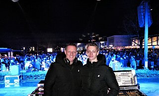 DJ Ralf Huxohl aus Schloß Holte-Stukenbrock und sein Sohn Philipp an der Lichtregie haben das Partyvolk im Kurpark bestens im Griff Foto: Thomas Krügler - Thomas Krügler