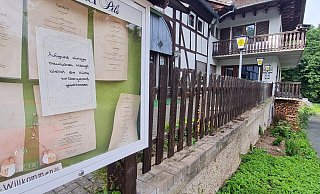 "Vorübergehend geschlossen" sei die Küche, ist auf diesem Schild zu lesen. Eigentlich war die Sanierung während des laufenden Betriebes geplant, doch jetzt soll alles in einem Rutsch passieren. - Marianne Schwarzer