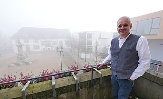 Trotz eines nebeligen Tages sieht Bürgermeister Heinz-Dieter Krüger die Ziele für 2022 klar vor sich. Zu den großen Projekten gehört unter anderem die Sanierung des Kotzenbergschen Hofs im Hintergrund. - Jost Wolf