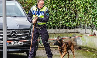 Die Polizei sucht in der Wohnsiedlung im Bielefelder Ortsteil Senne mit Spürhunden nach der Tatwaffe. - Jürgen Mahncke