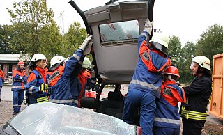 Damit der eingeklemmte Patient ohne Probleme aus den Wagen gehoben werden kann, musste bei der Übung der Jugendfeuerwehr Oerlinghausen auch ein Teil des Daches aufgeschnitten werden. Foto: Knut Dinter - Knut Dinter Damit der eingeklemmte Patient ohne Probleme aus den Wagen gehoben werden kann, musste bei der Übung der Jugendfeuerwehr Oerlinghausen auch ein Teil des Daches aufgeschnitten werden. Foto: Knut Dinter - Knut Dinter