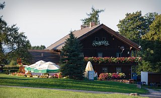 Der Tiroler Hof wurde im 19. Jahrhundert von österreichischen Auswanderern errichtet. Sie orientierten sich dabei an dem Baustil, den sie aus ihrer Heimat kannten. Das Gebäude wurde saniert und 1998 als Gaststube neu eröffnet.Foto: Niederschlesisches Tourismusbüro - Stefan Diestelhorst