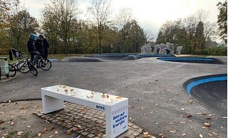 Auch für Gütersloh eine Sitzgelegenheit? Eine Smart Bench dient als WLAN-Hotspot und Ladestation. - Klaus Sperling Auch für Gütersloh eine Sitzgelegenheit? Eine Smart Bench dient als WLAN-Hotspot und Ladestation. - Klaus Sperling