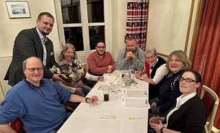 Marius Leifeld (stehend) überreicht den Präsentkorb dem Siegerteam um Lars Lüking, Britta Lüking, Yahia Sinno, Dirk Willhoff, Renate Lüking, Eva Bellheim und Desiree Rimm (von links). - Sandra Castrup Marius Leifeld (stehend) überreicht den Präsentkorb dem Siegerteam um Lars Lüking, Britta Lüking, Yahia Sinno, Dirk Willhoff, Renate Lüking, Eva Bellheim und Desiree Rimm (von links). - Sandra Castrup