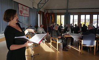 Begleitet von Delia Kim-Strothmann am Flügel unterhält Pia Viola Buchert die Gäste der "50 Jahre + 1"-Jubiläumsfeier der Augustdorfer AWO mit Gesang. - Jost Wolf Begleitet von Delia Kim-Strothmann am Flügel unterhält Pia Viola Buchert die Gäste der "50 Jahre + 1"-Jubiläumsfeier der Augustdorfer AWO mit Gesang. - Jost Wolf