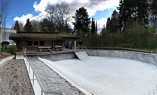 Der Saunagarten der "VitaSol-Therme" könnte in Zukunft erweitert werden, das ist jedenfalls ein Aspekt des in Arbeit befindlichen Bebauungsplans für das neue Hotel. Hier ein Blick auf die Anlage mit einem leeren Badebassin während des Corona-Lockdowns. - Thomas Reineke