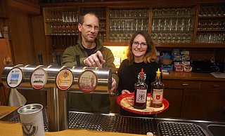 Jens und Steffi Rheker betreiben seit 2022 den Berggarten in Schwalenberg. Das Wirtshaus ist für das Ehepaar ein Nebenerwerb. Die steigenden Kosten bereiten auch ihnen große Sorgen. - Michaela Weiße Jens und Steffi Rheker betreiben seit 2022 den Berggarten in Schwalenberg. Das Wirtshaus ist für das Ehepaar ein Nebenerwerb. Die steigenden Kosten bereiten auch ihnen große Sorgen. - Michaela Weiße