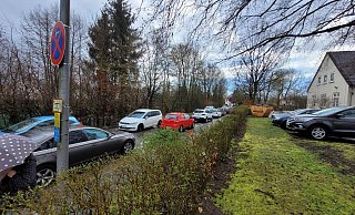 Der Elterntaxi-Verkehr führt zu gefährlichen Situationen, Verkehrsregeln werden außer Kraft gesetzt. Das Problem haben einige Grundschulen. In Ehrentrup und Kachtenhausen setzt man auf ein Belohnungssystem für die Kinder, die zu Fuß oder mit Roller oder Rad kommen. - Astrid Sewing Der Elterntaxi-Verkehr führt zu gefährlichen Situationen, Verkehrsregeln werden außer Kraft gesetzt. Das Problem haben einige Grundschulen. In Ehrentrup und Kachtenhausen setzt man auf ein Belohnungssystem für die Kinder, die zu Fuß oder mit Roller oder Rad kommen. - Astrid Sewing