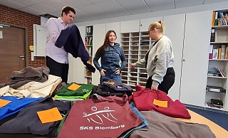 Vertrauenslehrer André Kahle, Schülersprecherin Sabina Galle und Schulleiterin Monika Precker probieren mal die Ansichtsexemplare an. - Marianne Schwarzer Vertrauenslehrer André Kahle, Schülersprecherin Sabina Galle und Schulleiterin Monika Precker probieren mal die Ansichtsexemplare an. - Marianne Schwarzer