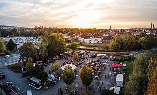 Vielseitiges Gelände - normalerweise steht die Bleiche als Parkplatz zur Verfügung. Hier wird aber hoffentlich auch mal wieder, wenn Corona das zulässt, die "Street Food Allee" stattfinden. Dieses Jahr könnten Wohnmobilisten erst mal dort übernachten, schlägt die CDU vor. - Johannes Herden/Currywerk Lemgo