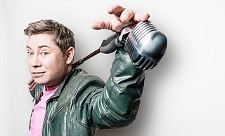 Sascha Korf besticht mit Charme, Improvisation und Wortwitz. - Robert Maschke Sascha Korf besticht mit Charme, Improvisation und Wortwitz. - Robert Maschke