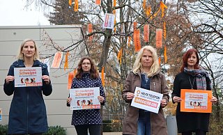 Anlässlich des Internationalen Tages gegen Gewalt an Frauen machen Peggy Balke, Anna-Lena Bargfrede, Cordula Wiemer und Eleni Konstantinidis (von links) auch am Rathaus auf das Thema aufmerksam. - Gemeinde Leopoldshöhe Anlässlich des Internationalen Tages gegen Gewalt an Frauen machen Peggy Balke, Anna-Lena Bargfrede, Cordula Wiemer und Eleni Konstantinidis (von links) auch am Rathaus auf das Thema aufmerksam. - Gemeinde Leopoldshöhe