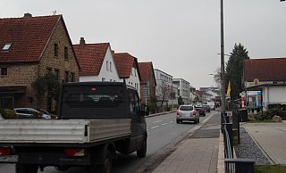 Auf der Lemgoer Straße fließt viel Verkehr. Anwohner fordern für mehr Sicherheit und weniger Lärm Tempo 30. - Nadine Uphoff