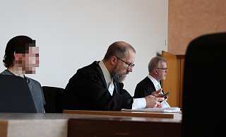 Der jüngere Angeklagte (18, links) nimmt nach einer Unterbrechung wieder an der Seite seines Verteidigers Hendrik Schnelle aus Detmold Platz. Verteidiger Johannes Salmen aus Lage (rechts) wartet, dass die Wachtmeister seinen Mandanten (19) in den Saal führen. - Janet König Der jüngere Angeklagte (18, links) nimmt nach einer Unterbrechung wieder an der Seite seines Verteidigers Hendrik Schnelle aus Detmold Platz. Verteidiger Johannes Salmen aus Lage (rechts) wartet, dass die Wachtmeister seinen Mandanten (19) in den Saal führen. - Janet König