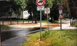 Starkregen in Hörste überschwemmt eine Straße. - FWG-BBL Lage Starkregen in Hörste überschwemmt eine Straße. - FWG-BBL Lage