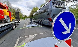 Endlich ist die Querungshilfe am Nessenberg montiert. Damit ist einer der gefährlichsten Verkehrspunkte für Radfahrer in Lippe entschärft. - Marianne Schwarzer