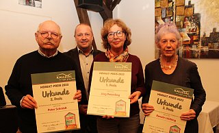 Mario Hecker (Zweiter von links) überreicht den Heimat-Preis an Johannes Bentler (stellvertretend für Peter Schmidt, von links), Martina Schoppmeier (stellvertretend für Jörg Peterding) und Renate Lübbing. - Nico Düllmann Mario Hecker (Zweiter von links) überreicht den Heimat-Preis an Johannes Bentler (stellvertretend für Peter Schmidt, von links), Martina Schoppmeier (stellvertretend für Jörg Peterding) und Renate Lübbing. - Nico Düllmann