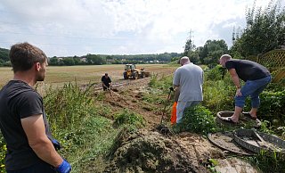 Anfang August hatte auf diesem Feld direkt hinter den Grundstücken am Ahornweg in Leopoldstal bei Starkregen Wasser nicht abfließen können und sich stattdessen den Weg über einige Privatgrundstücke und durch viele Keller gebahnt. - Jost Wolf Anfang August hatte auf diesem Feld direkt hinter den Grundstücken am Ahornweg in Leopoldstal bei Starkregen Wasser nicht abfließen können und sich stattdessen den Weg über einige Privatgrundstücke und durch viele Keller gebahnt. - Jost Wolf