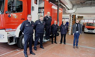 Lars-Uwe Brede (von links), Christian Heidemann, Klaus Wegener, Stephan Helms, Horst Gröne und Markus Baier in der Fahrzeughalle der Feuerwehr Lemgo. - Kirsten Fuhrmann